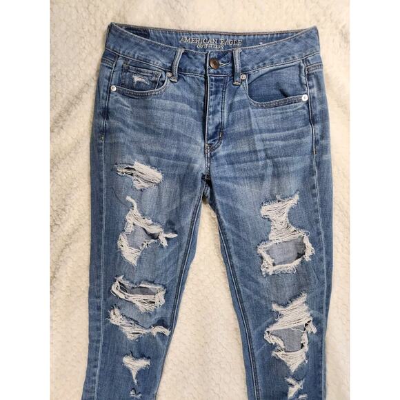 Sz 2 Light Wash Distressed American Eagle Jeans Womens Tomgirl Ripped Size Two - Picture 3 of 8